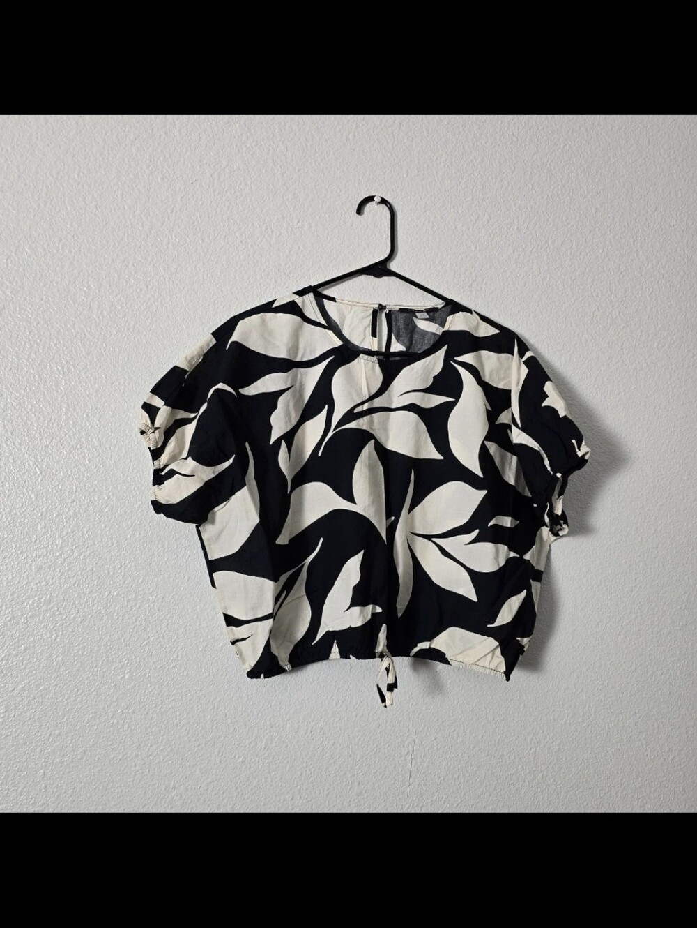 TAHARI omen's Black & White Leaf Print Short Sleeve Blouse Sz L